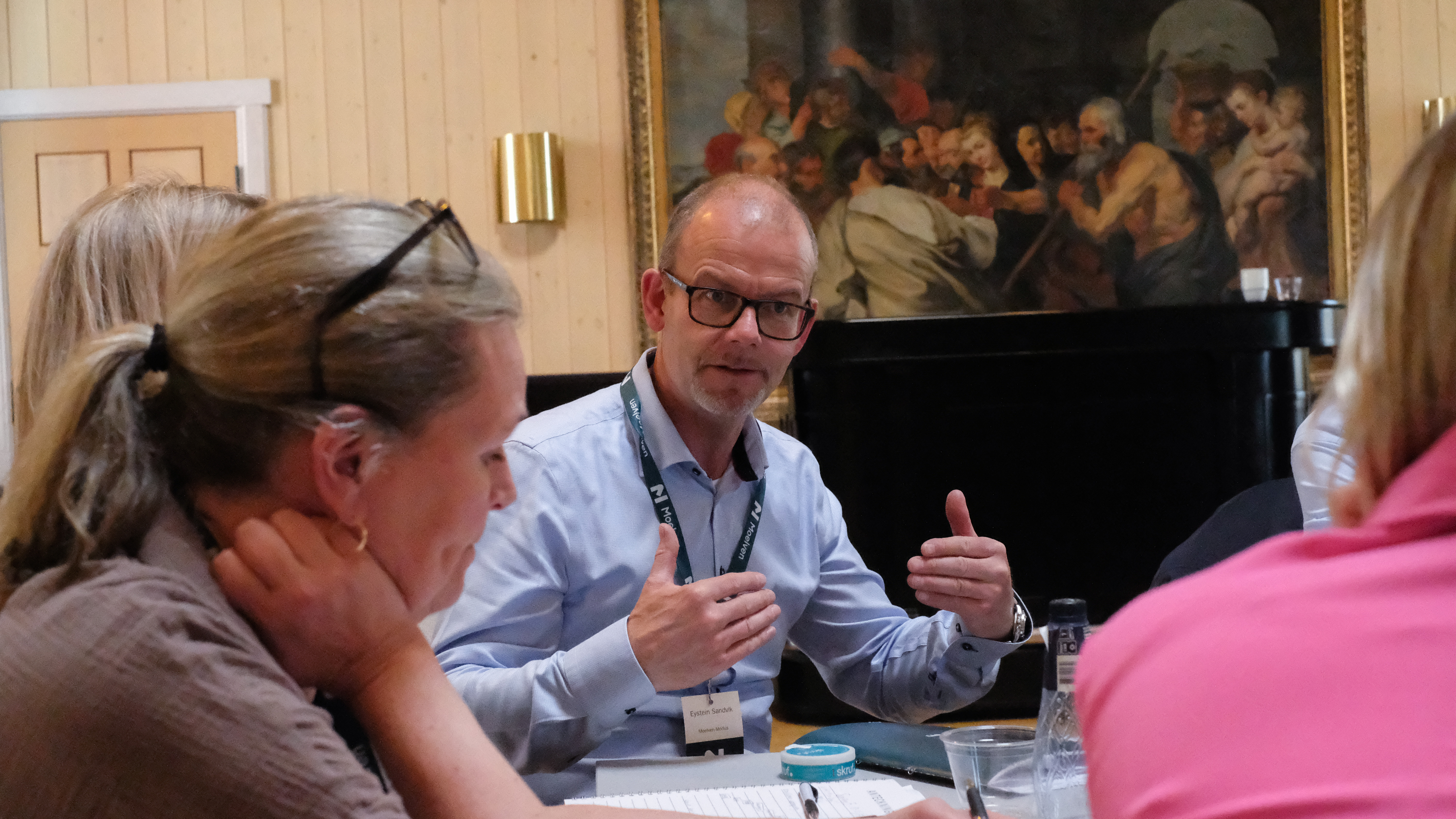 Kursdeltaker snakker sammen