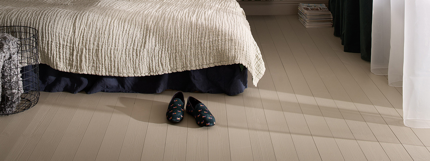 Målat beiget furugolv i sovrum