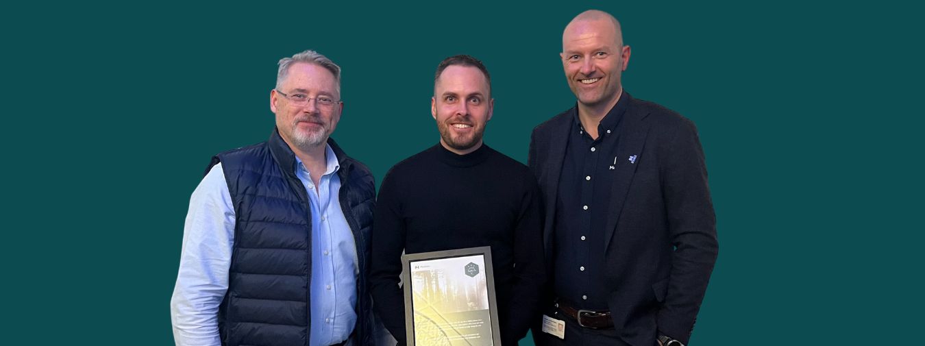 Christoffer Görlin i midten, med vd Lars-Erik Klas och divisionschef Bjarne Hønningstad