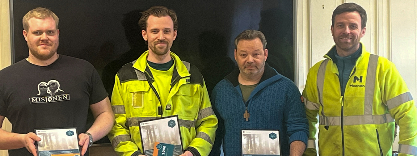 Ingar, Viktor og Frode holder frem prisen.