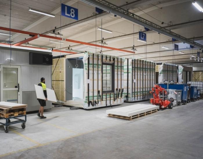 Inuti en utav fabrikerna till Moelven byggmodul AS