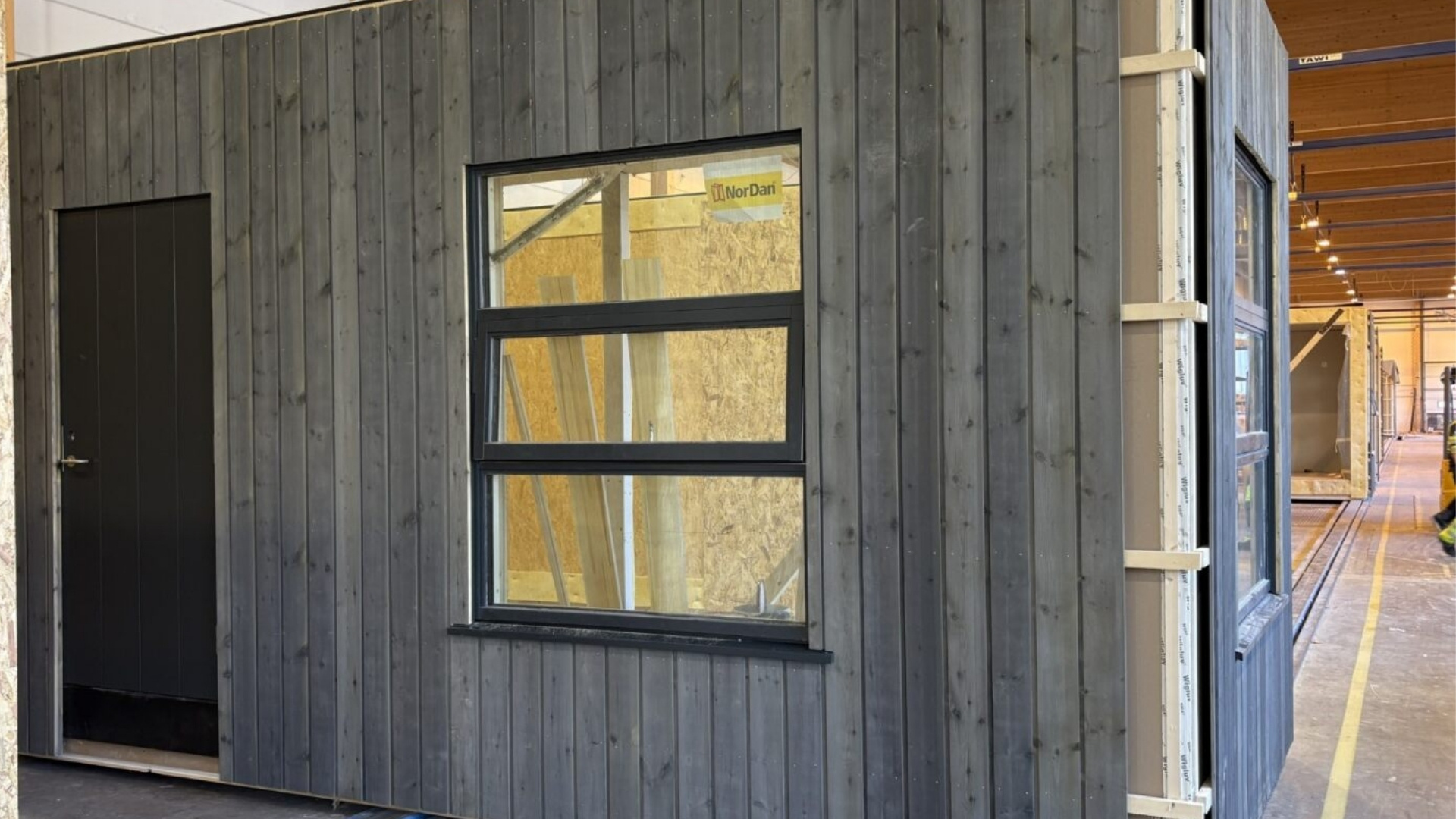 En tremodul med dør og vindu i produksjon i Moelven Byggmodul sin fabrikk.