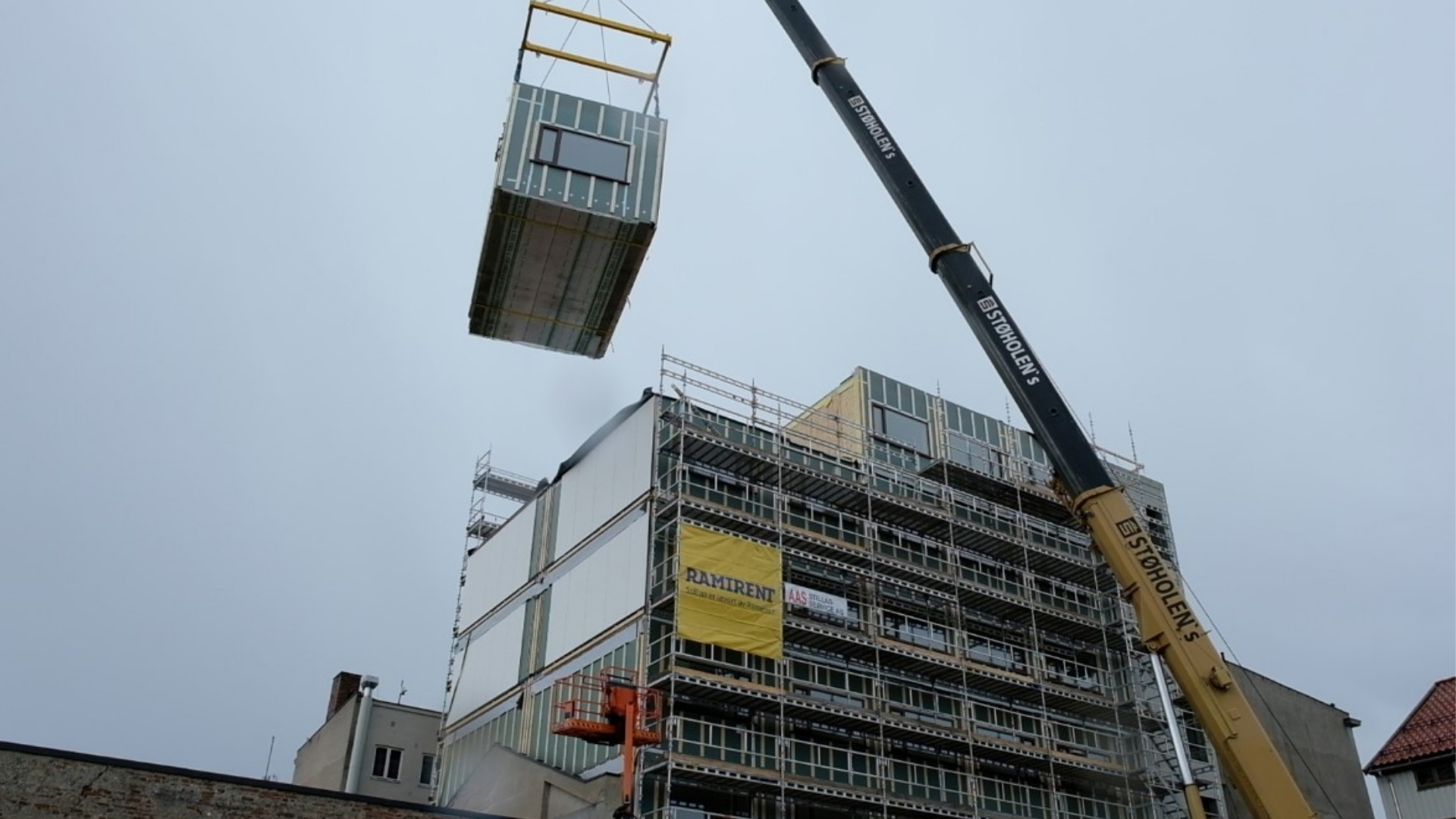 En byggmodul som heises på plass i studentbygg på Hamar