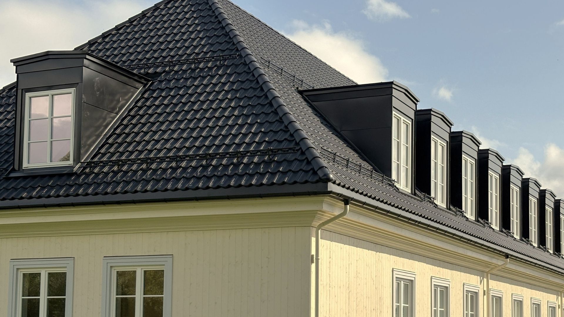 Valmet tak med svar takstein og arker på Blindern Studenterhjem 