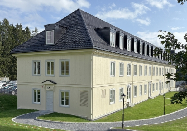 Fasadebilde av treetasjes modulbygg ved Blindern Studenterhjem