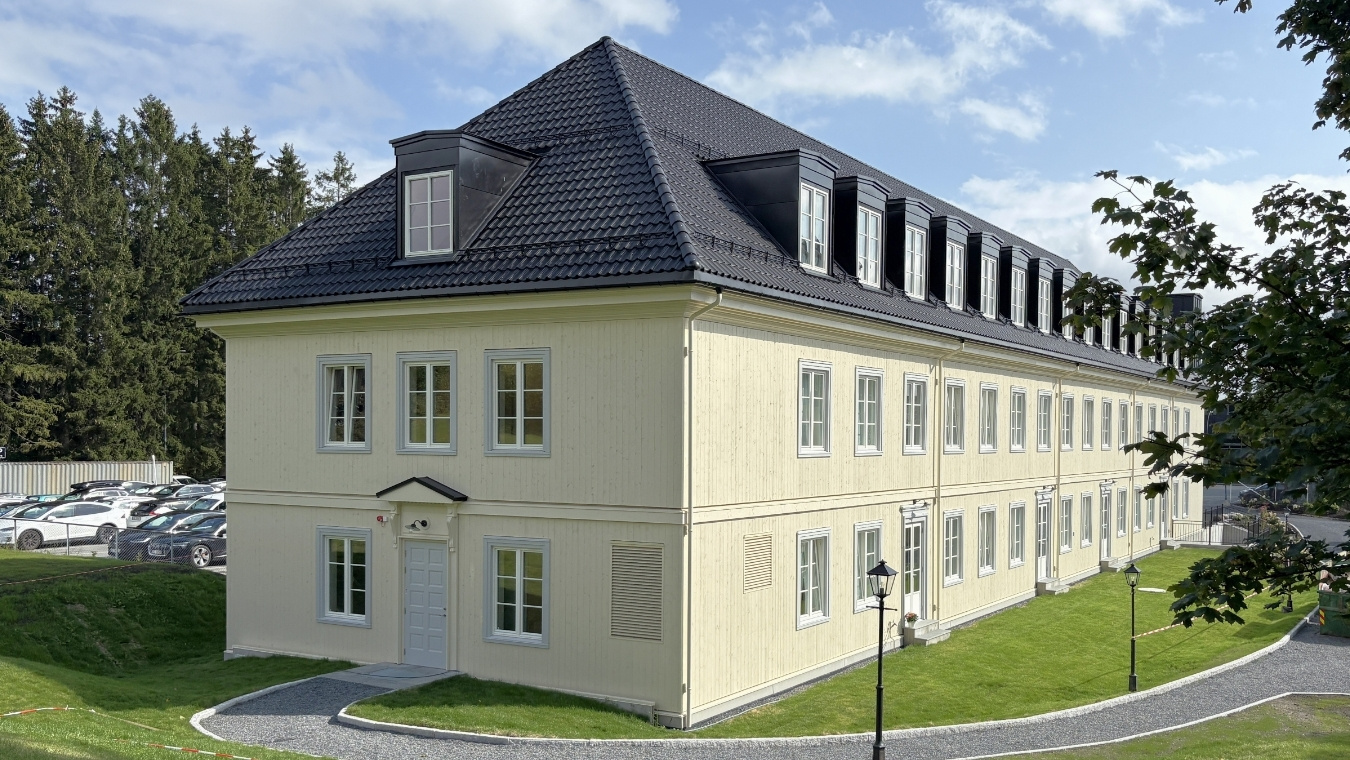 Fasadebilde av treetasjes modulbygg ved Blindern Studenterhjem.