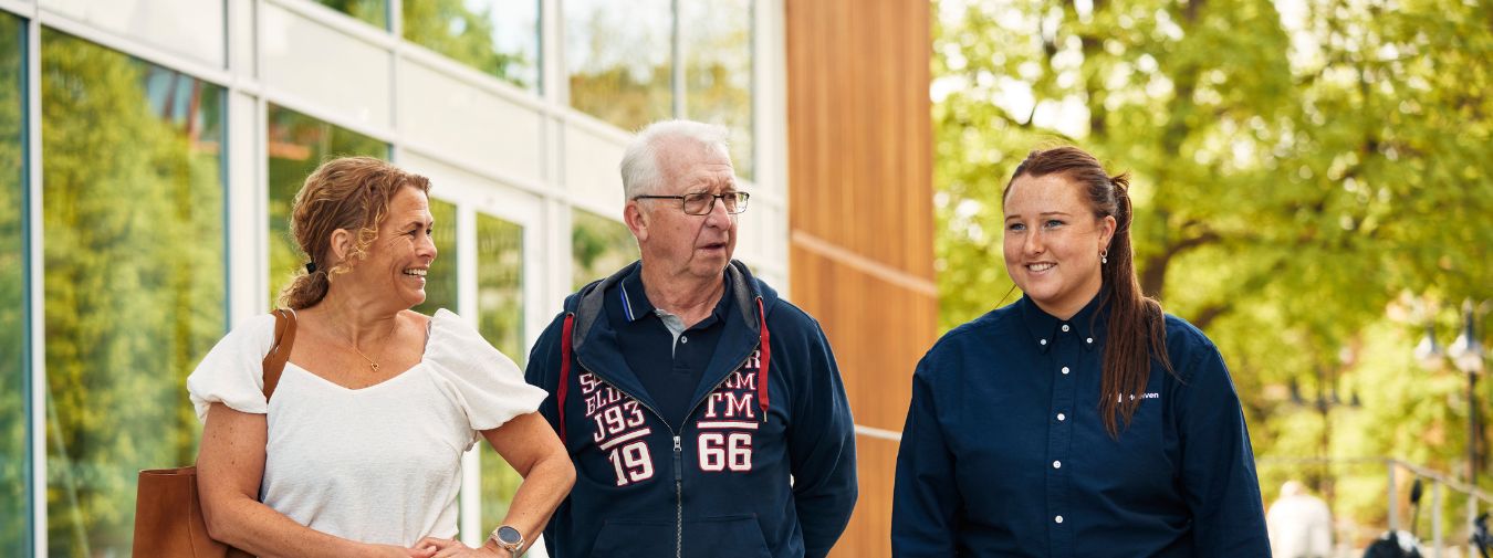 Moelven Skog - skogsbruksplan - dam som plockar bär i skogen